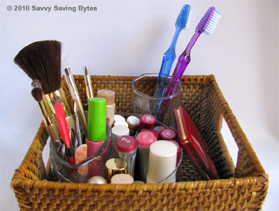 makeup-toothbrush-basket